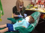 Jakim sposobem odpowiednio zadbać o stan naszych zębów?